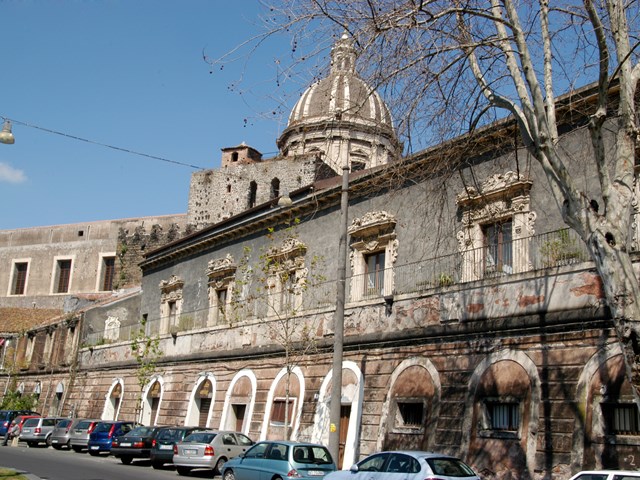 Particolare cinta muraria.jpg